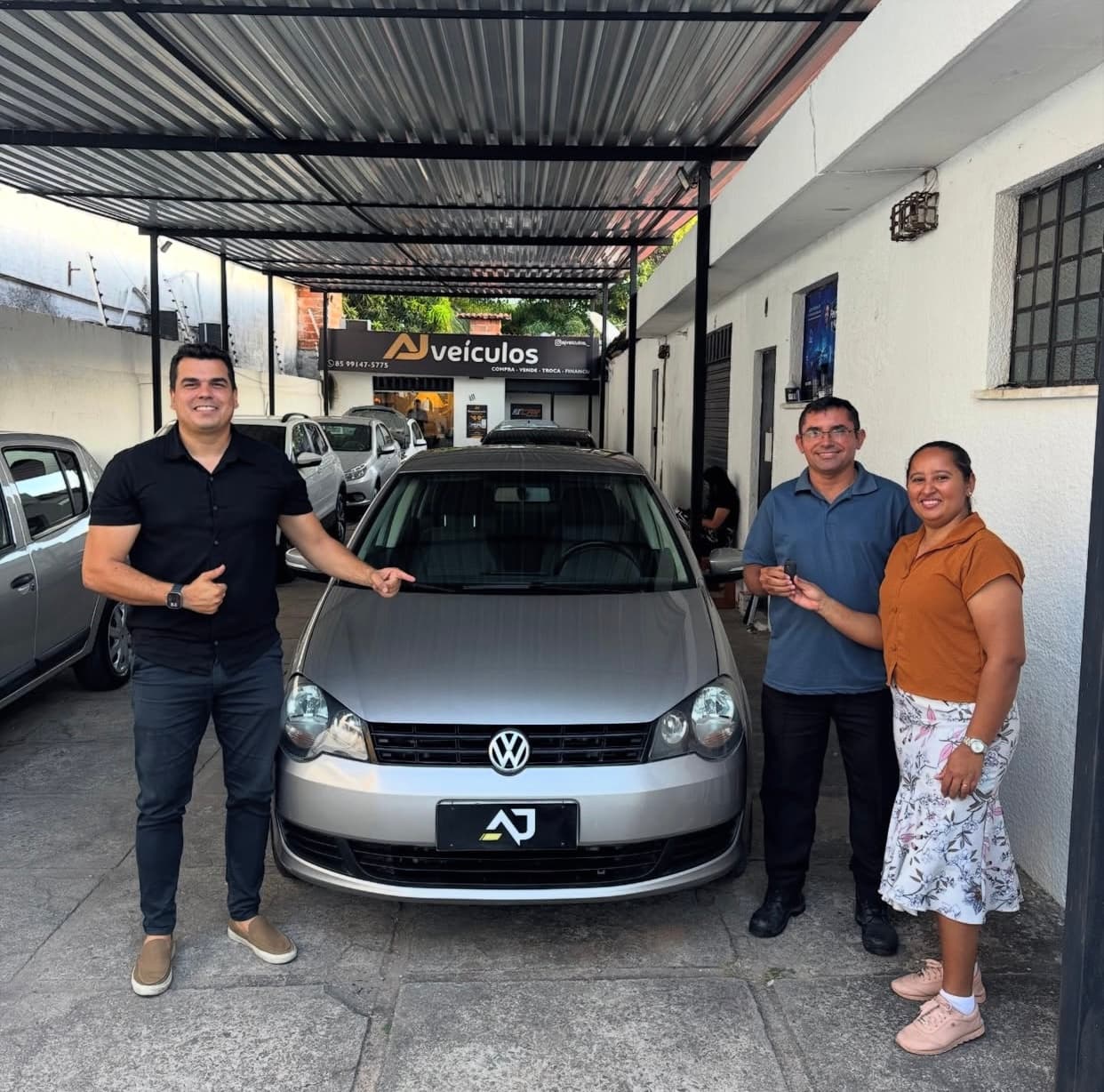Cliente 1 recebendo as chaves do carro na AJ Veículos