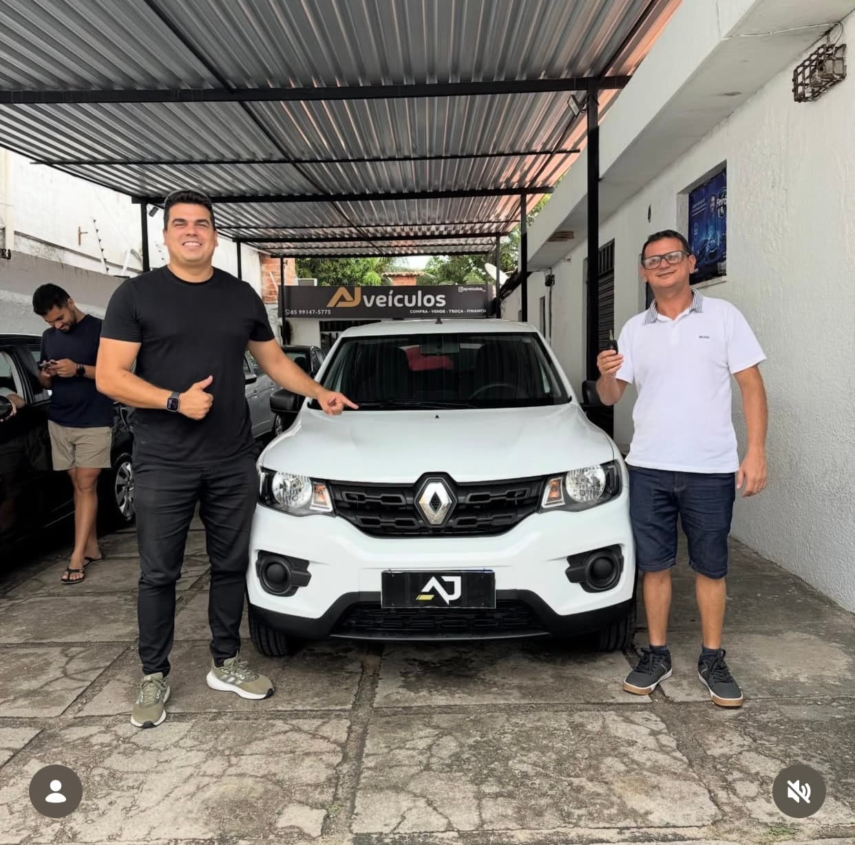 Cliente 2 recebendo as chaves do carro na AJ Veículos