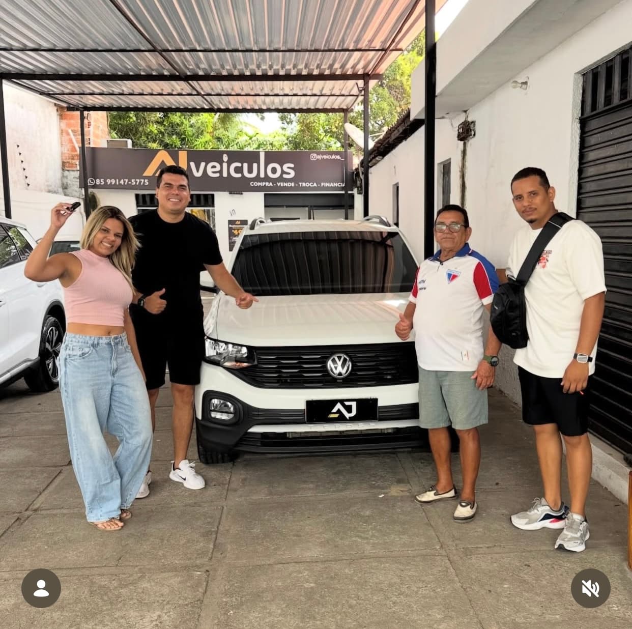 Cliente 3 recebendo as chaves do carro na AJ Veículos