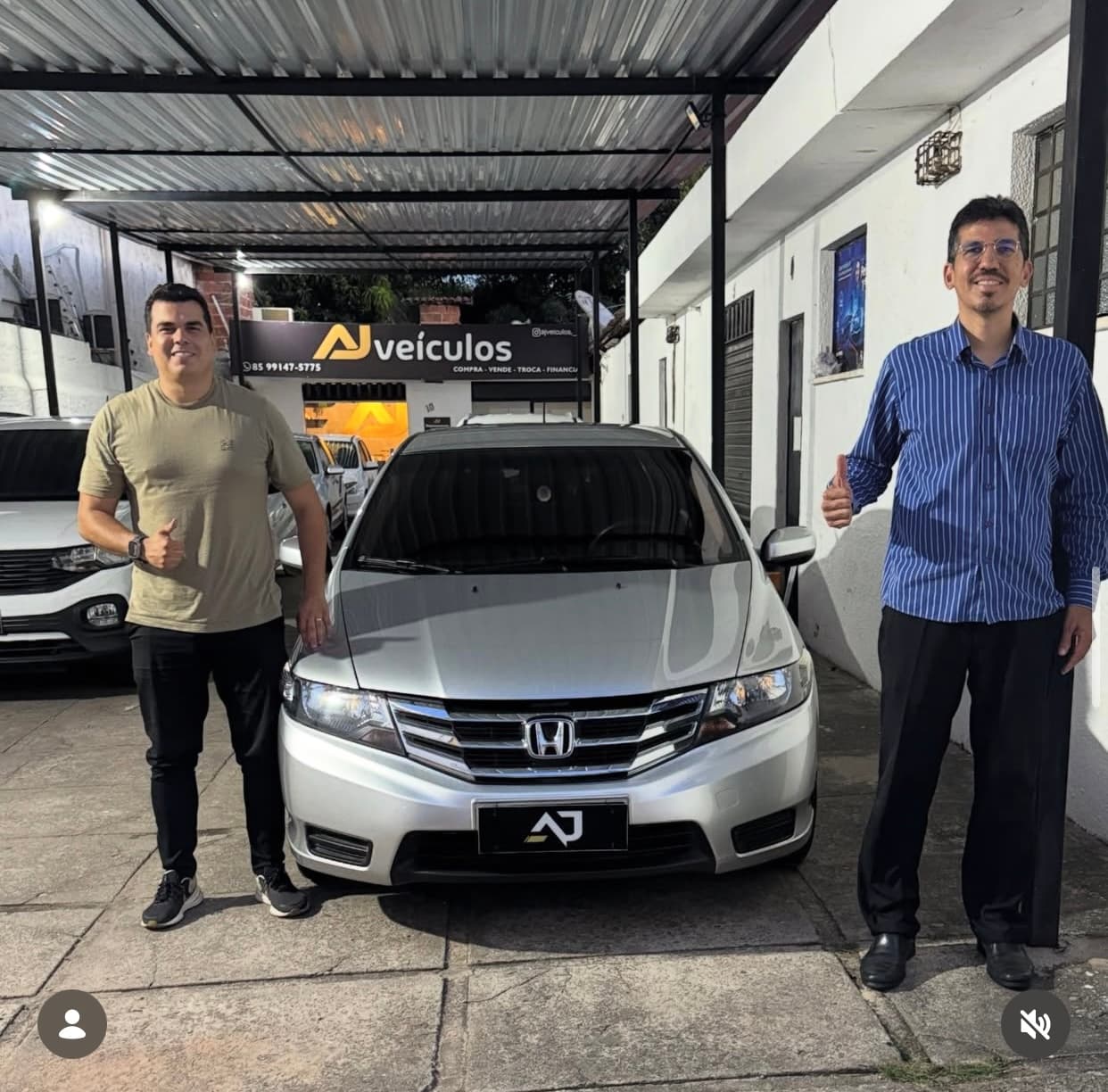 Cliente 4 recebendo as chaves do carro na AJ Veículos