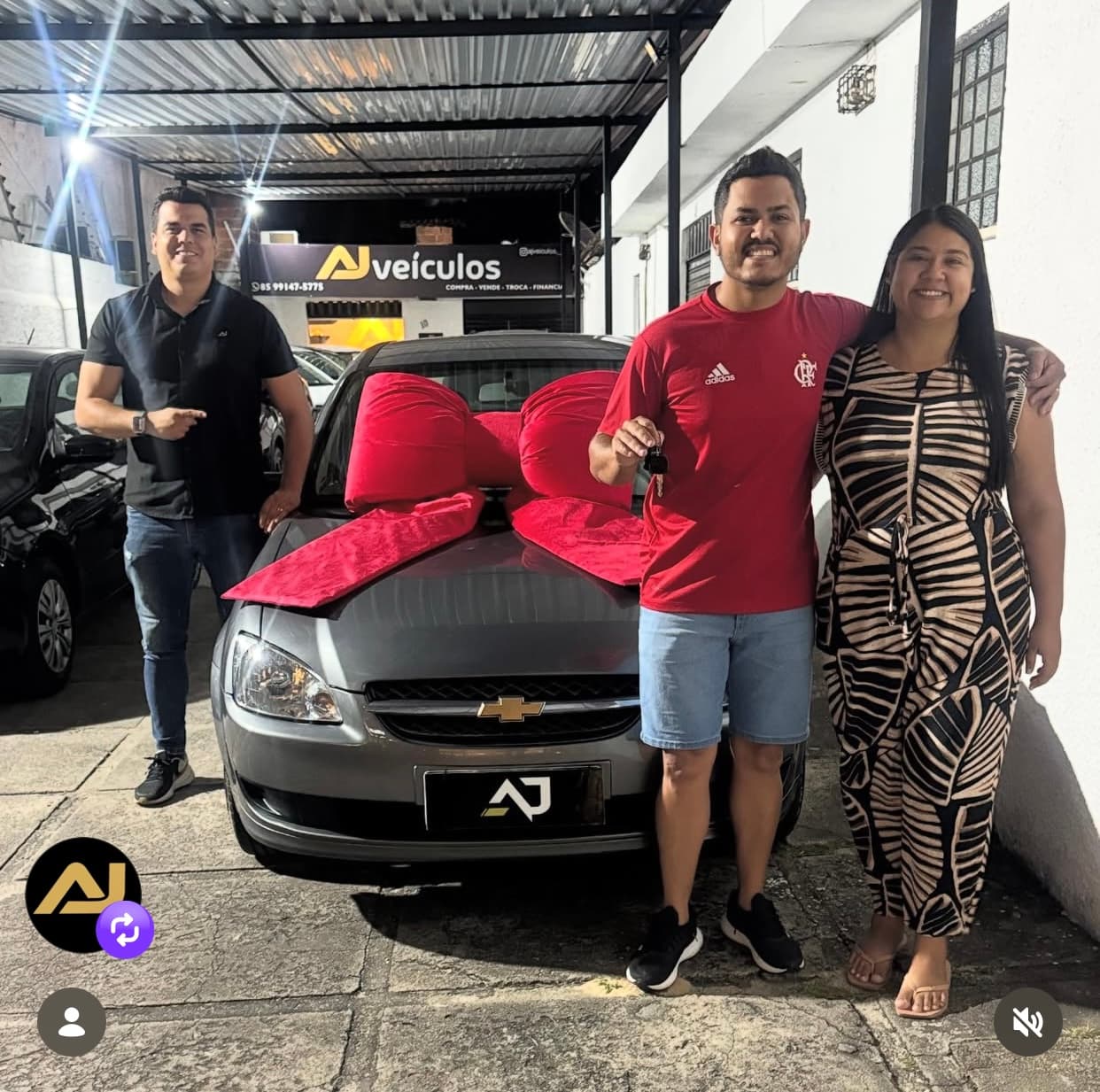 Cliente 5 recebendo as chaves do carro na AJ Veículos