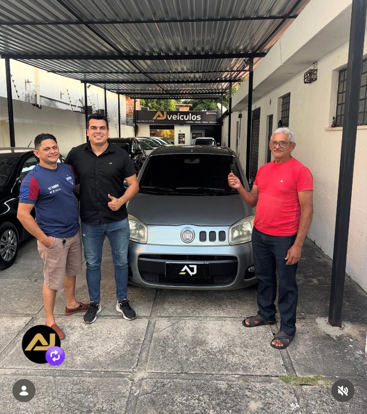 Cliente 6 recebendo as chaves do carro na AJ Veículos